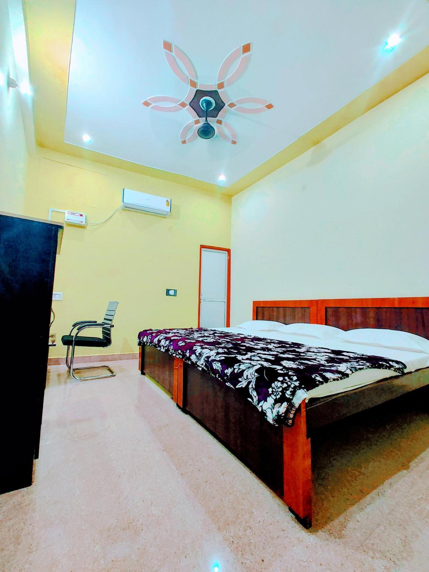 Hotel Raghukul Ayodhya Экстерьер фото